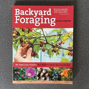 Backyard Foraging Book by Ellen Zachos-Excellent reference guide🍃🌿😃Like new!